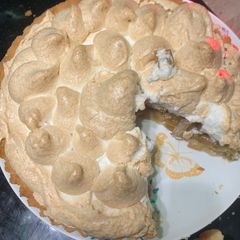 A picture of Rhubarb meringue pie.