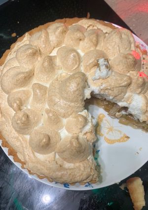 A picture of Rhubarb meringue pie.