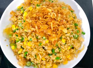 Hình của món Cơm rang trứng muối ăn kèm thịt quay.