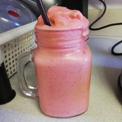 A picture of Lunch smoothie: Strawberry, youghurt and honey.