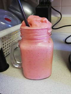A picture of Lunch smoothie: Strawberry, youghurt and honey.