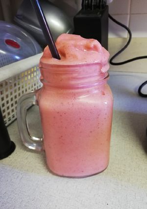 A picture of Lunch smoothie: Strawberry, youghurt and honey.