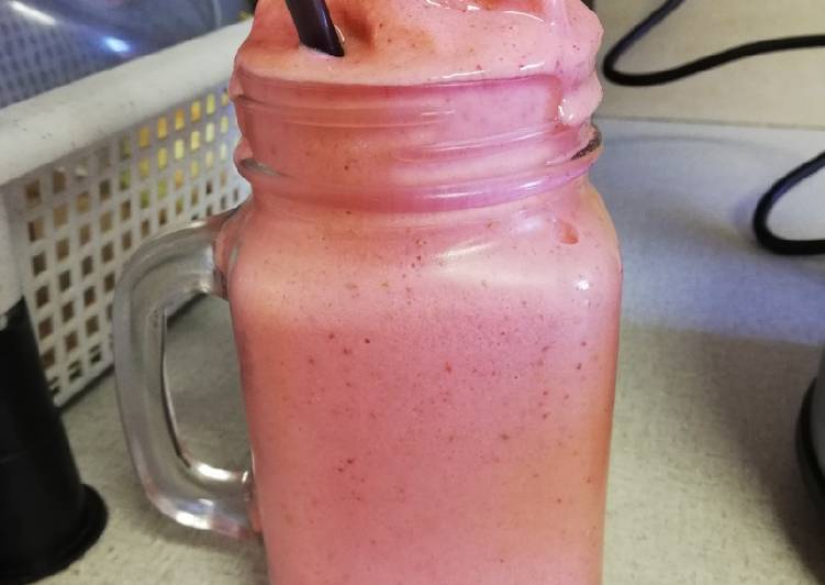 Step-by-Step Guide to Make Quick Lunch smoothie: Strawberry, youghurt and honey
