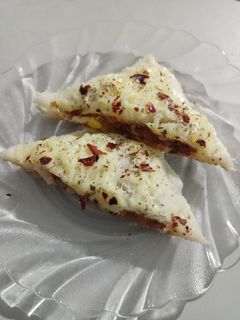 વેજ. ચીઝ પફ(Veg Cheese Puff Recipe in Gujarati) રેસીપી મુખ્ય ફોટો