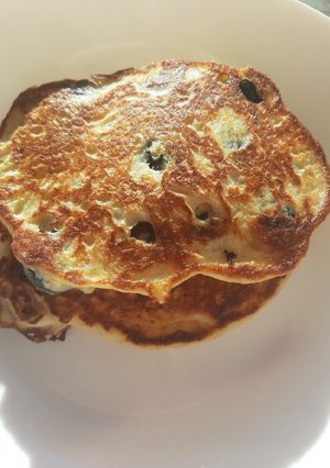 O poză a rețetei Pancakes cu banane și afine.