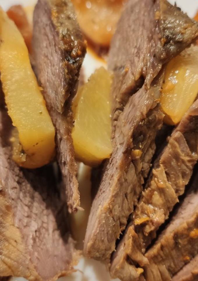 Говядина, запеченная с ананасами