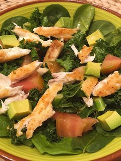 Una foto de Ensalada de kale y lubina