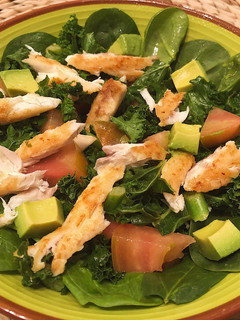Una foto de Ensalada de kale y lubina