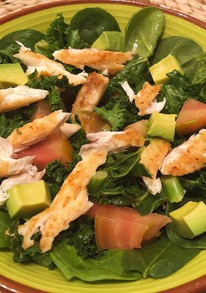 Una foto de Ensalada de kale y lubina