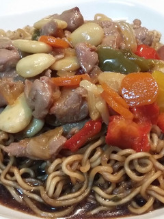 Una foto de Noodles al teriyaki y pollo con almendras