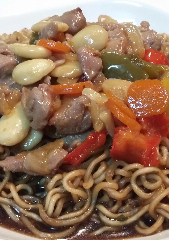 Una foto de Noodles al teriyaki y pollo con almendras
