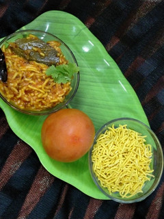 સેવ ટામેટા નુ શાક (sev tomato nu shaak recipe in gujarati) રેસીપી મુખ્ય ફોટો