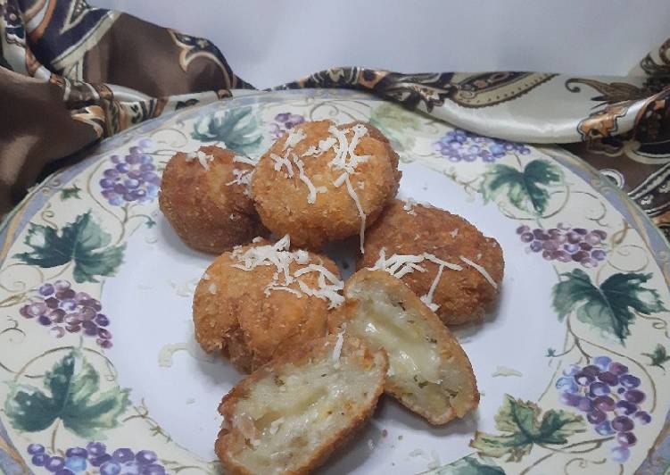 Bola bola pisang keju