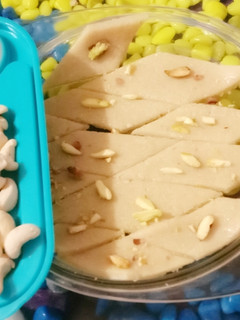 કાજુ કતરી(Kaju Katli Recipe in Gujarati) રેસીપી મુખ્ય ફોટો