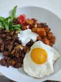 Bowl carne picada, boniato, arroz integral, huevo. Canónigos, tomate y salsa de yogurt