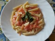 Una foto di pasta salmone