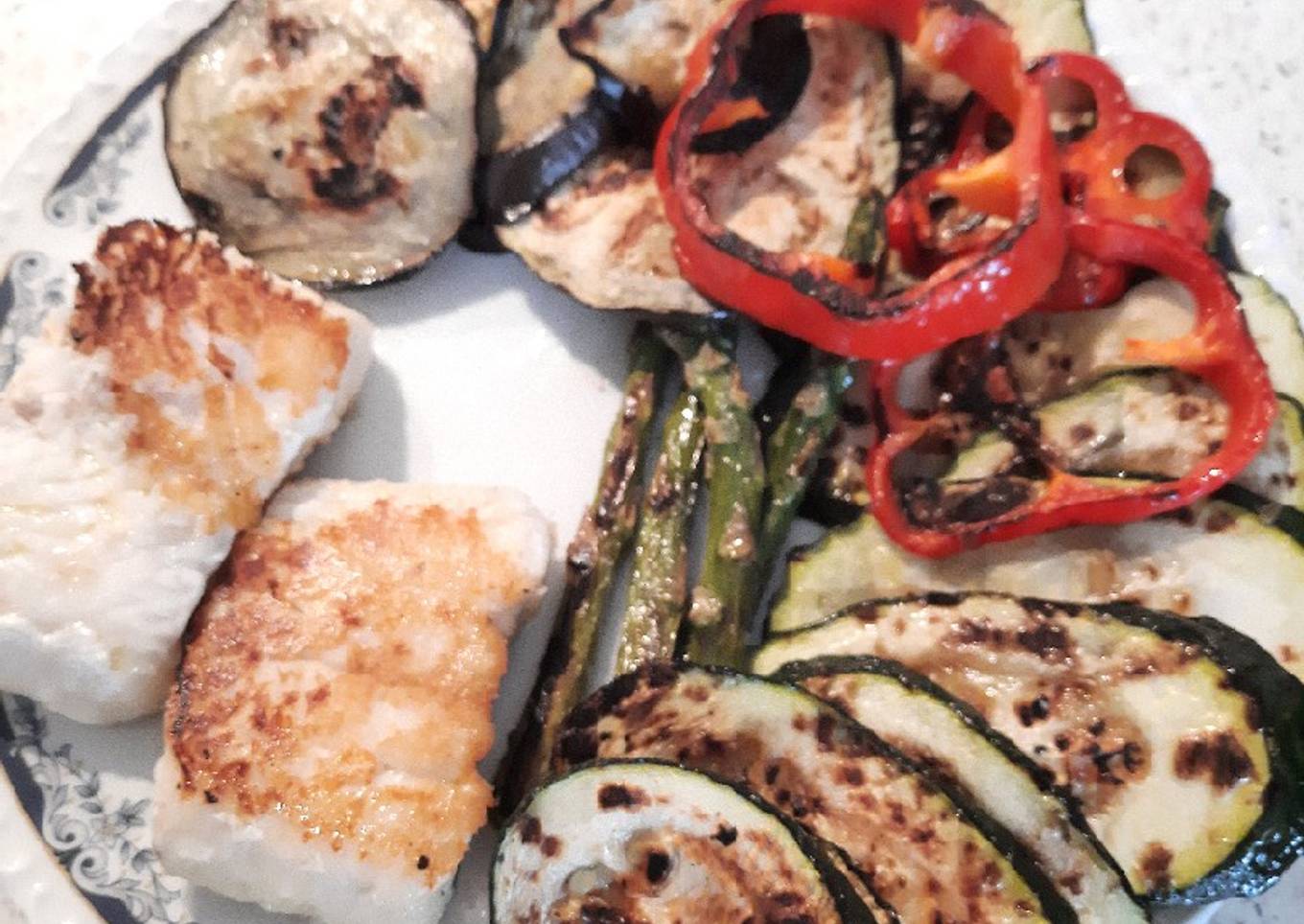 Verdura, merluza y pechuga a la plancha