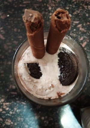 A picture of Oreo milkshake without ice cream.