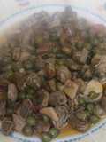 Habas y guisantes flambeados con tocino