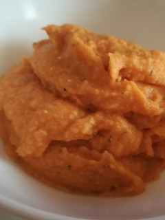 Una foto de Hummus de garbanzos, zanahorias y patata