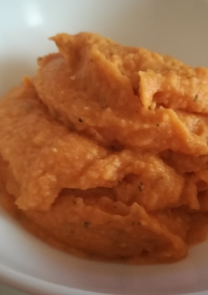 Una foto de Hummus de garbanzos, zanahorias y patata