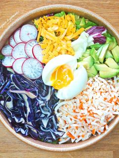 Une photo de Poke bowl surimi (salade)