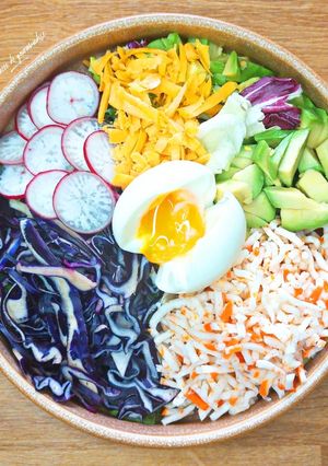 Une photo de Poke bowl surimi (salade)