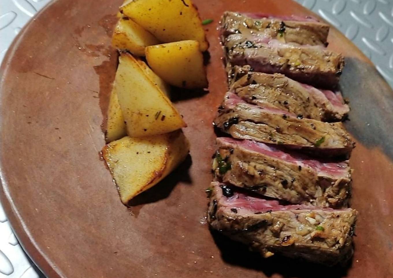 Filete de res al perejil, con papas rústicas