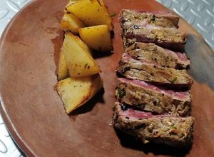 Una foto de Filete de res al perejil, con papas rústicas