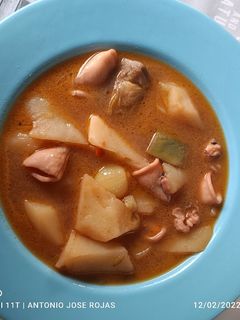 Una foto de Guiso de papas con calamarcitos