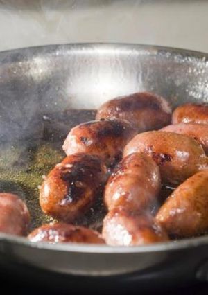 Una foto de Longanizas sofritas