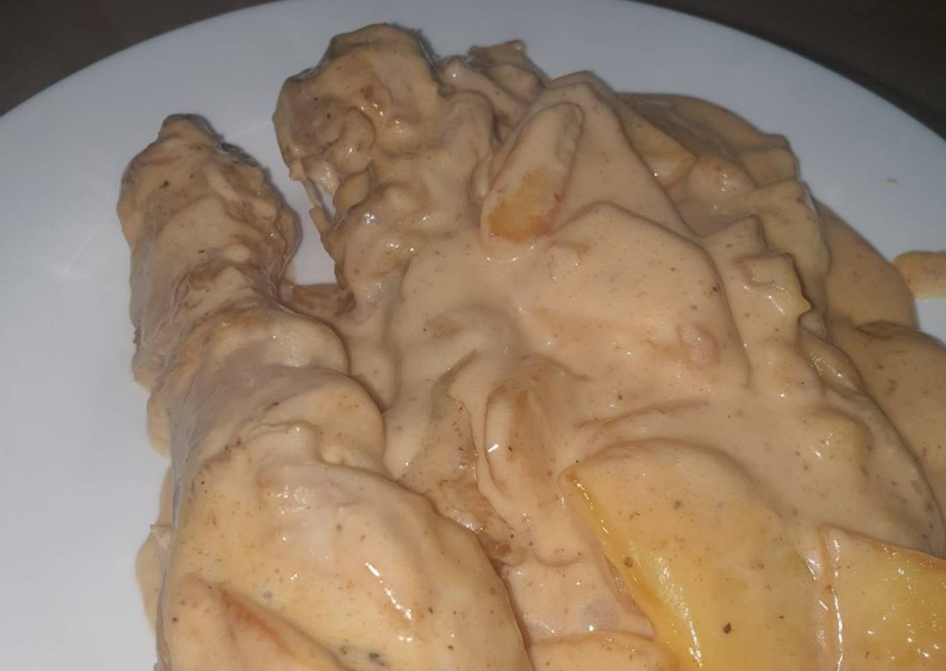 Pollo con patatas en salsa de queso