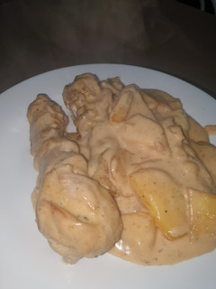 Foto principal de Pollo con patatas en salsa de queso