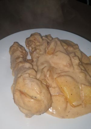 Una foto de Pollo con patatas en salsa de queso