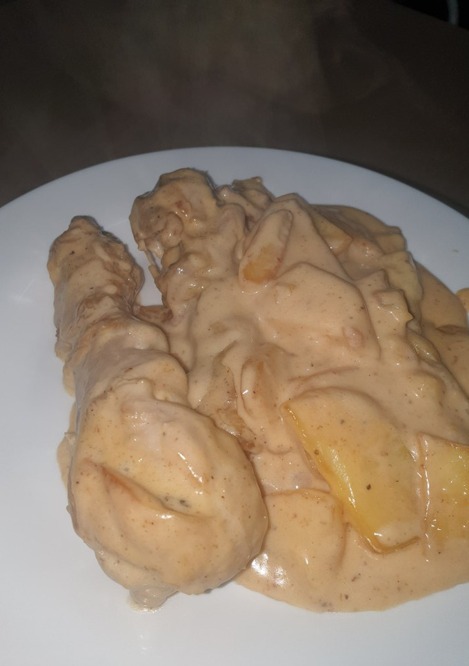 Una foto de Pollo con patatas en salsa de queso