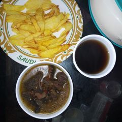A picture of Chips and ferfesuf with black tea.