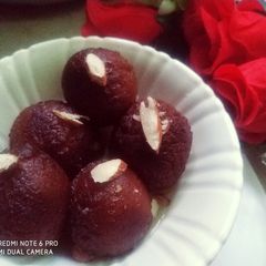 A picture of Gulab jamun.