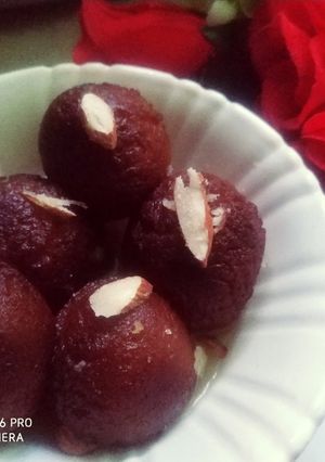 A picture of Gulab jamun.