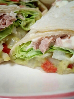 Una foto de Sándwich fresco de tortillas de trigo