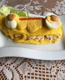 Causa rellena de pollo bañada en salsa a la huancaína