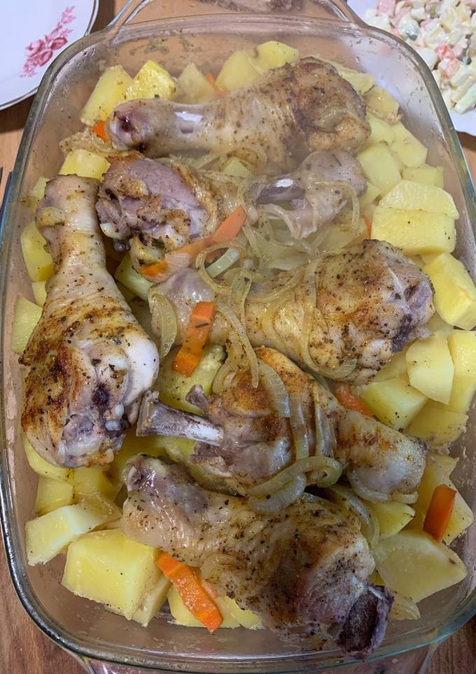 Запечена картопля з курячими гомілками