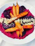 Hummus di barbabietole con verdure arrosto e semi di canapa