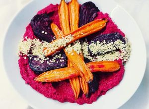 Foto di Hummus di barbabietole con verdure arrosto e semi di canapa