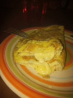 Una foto de Omelette de huevo con queso, facilísimo para la oncecita😋