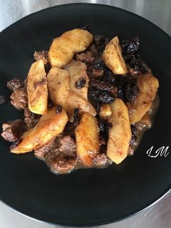 Una foto de Tajín de ternera, manzanas y pasas