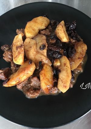 Una foto de Tajín de ternera, manzanas y pasas