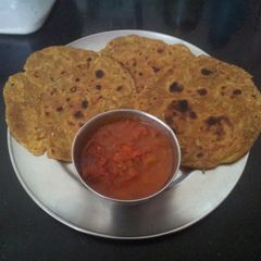 A picture of Lauki ke thepla with tomato chatni.