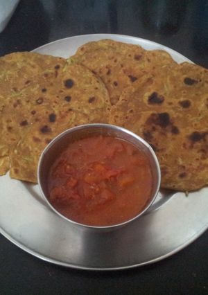 A picture of Lauki ke thepla with tomato chatni.