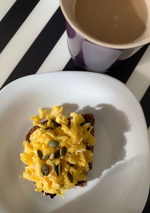 Una foto de Idea desayuno:Tostada con huevo y queso