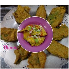 Palak ke pakode with kadhi A picture of Palak ke pakode with kadhi.